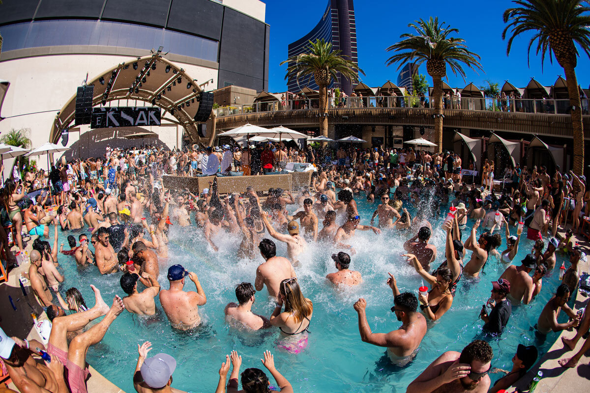Inside Ayu Dayclub